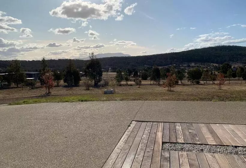 Majatalo Couples Retreat With Mountain View Near Hobart