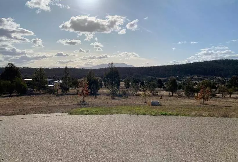 Majatalo Couples Retreat With Mountain View Near Hobart