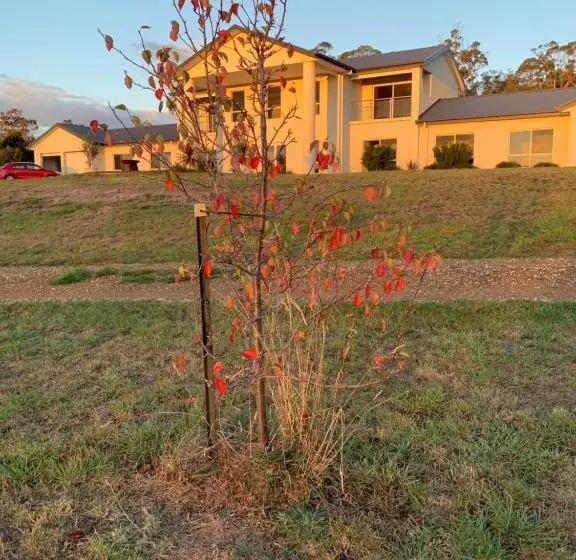Majatalo Couples Retreat With Mountain View Near Hobart