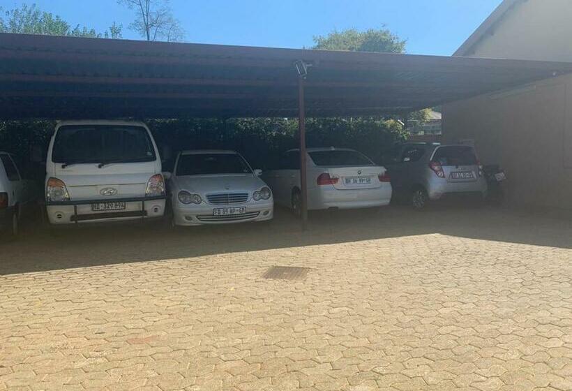 ペンション Sarah S Place Guesthouse