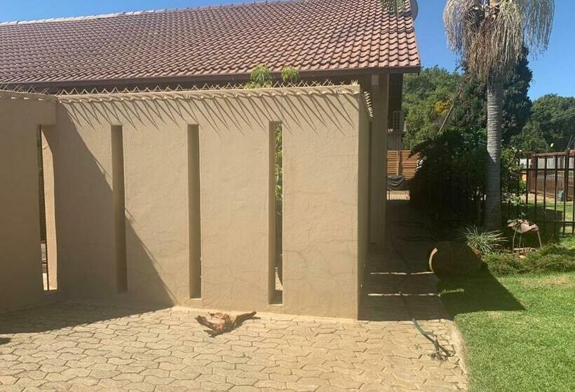 ペンション Sarah S Place Guesthouse