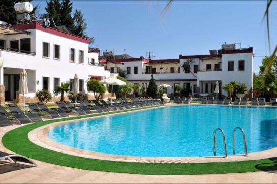 Club Cherry Hotel Family Suites 