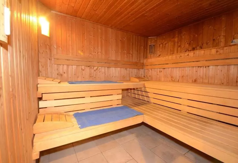 Fletcher Familiehotel De Hunzebergen