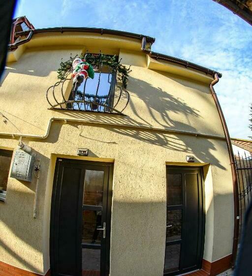 پانسیون Ayana Central House