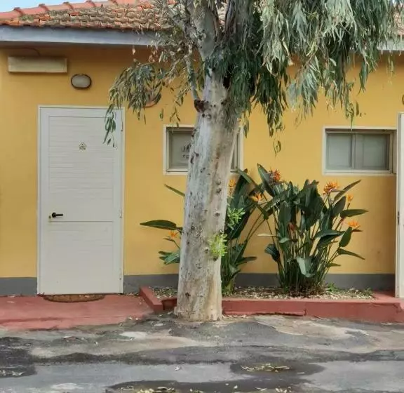 هتل Cucaracha Bungalow