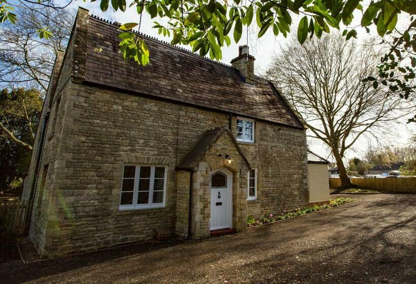 پانسیون Old School Wolverton