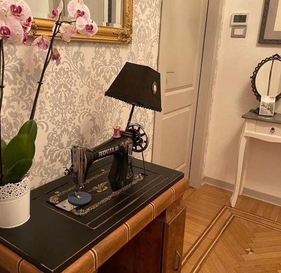 تختخواب و صبحانه The First