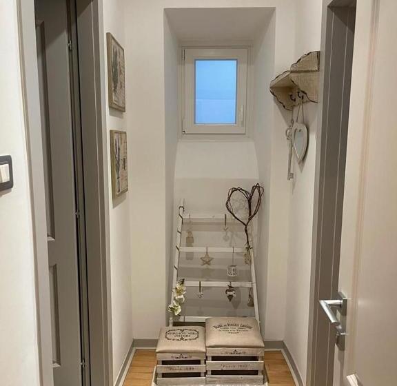 تختخواب و صبحانه The First