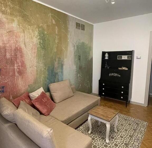 تختخواب و صبحانه The First