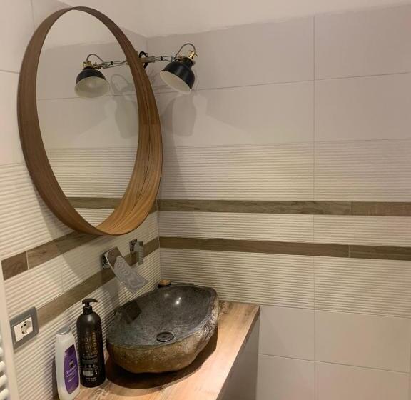 تختخواب و صبحانه The First