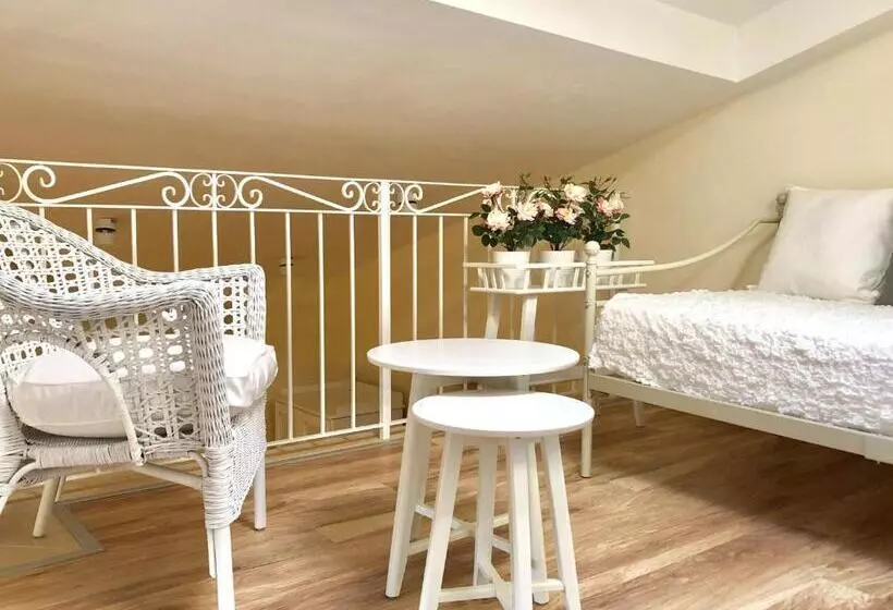 پانسیون Alessia House