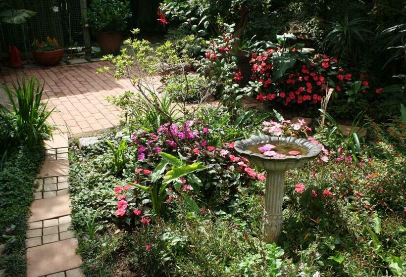 Пансион Panda S Guest Cottages