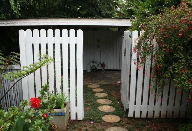 Пансион Panda S Guest Cottages