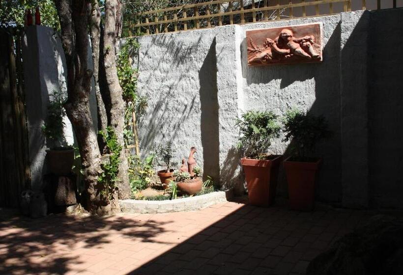 Пансион Panda S Guest Cottages