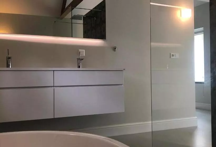 Aamiaismajoitus (B&B) Modern Palace Emma Staete