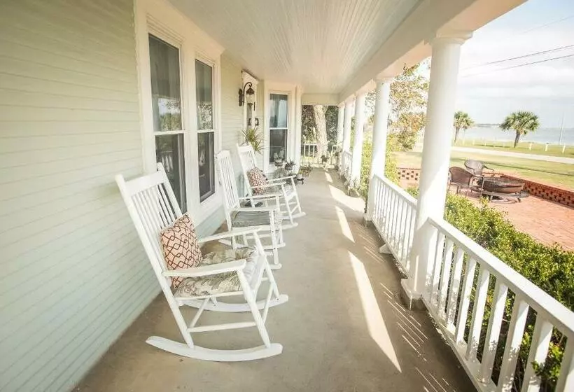 Aamiaismajoitus (B&B) The Peaceful Pelican Llc