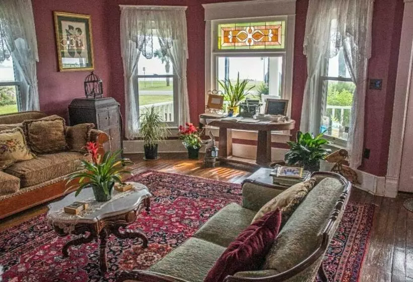 Aamiaismajoitus (B&B) The Peaceful Pelican Llc