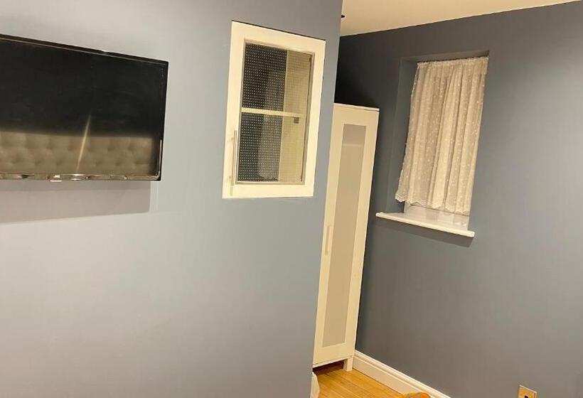 Pensione Apartment & Rooms In London