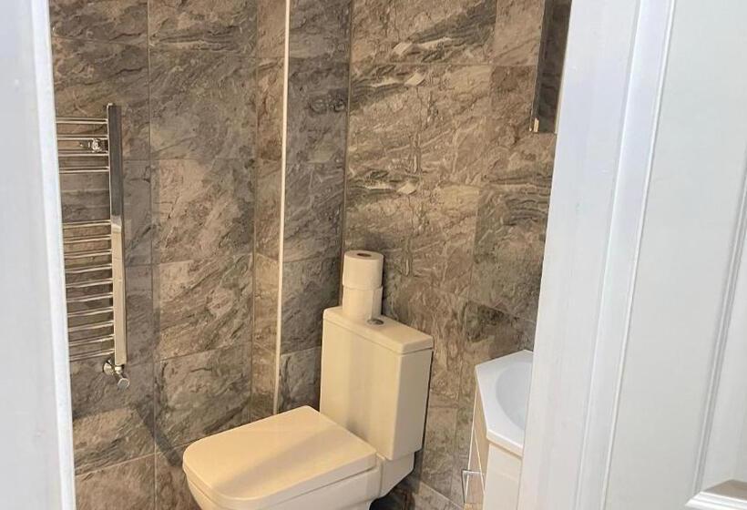 Pensione Apartment & Rooms In London