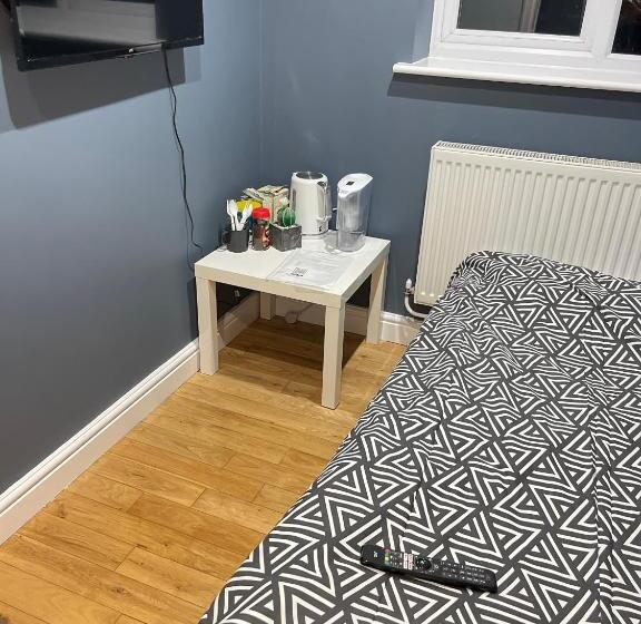 Pensione Apartment & Rooms In London