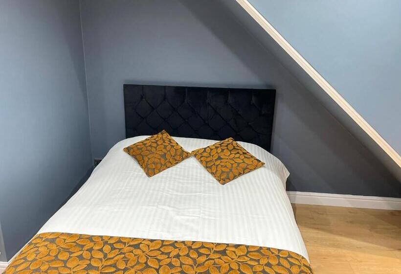 Pensione Apartment & Rooms In London