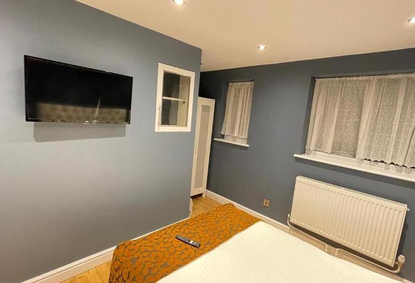 Pensione Apartment & Rooms In London