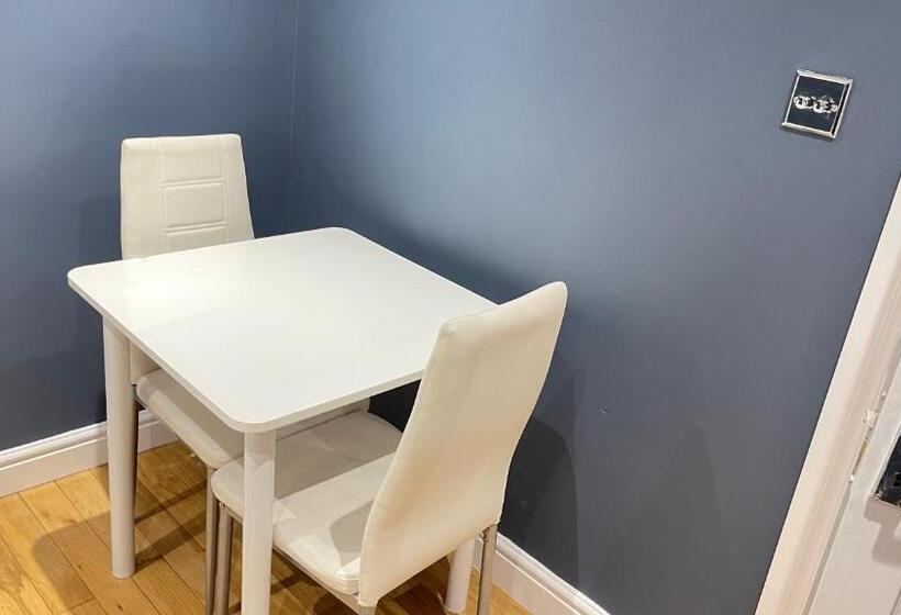 Pensione Apartment & Rooms In London