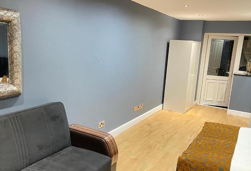 Pensione Apartment & Rooms In London