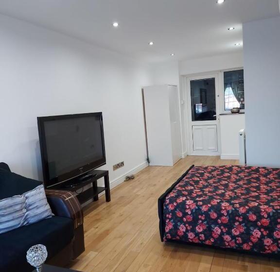 Pensione Apartment & Rooms In London