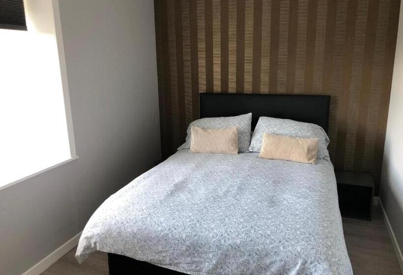 בית מלון כפרי Saracen Head