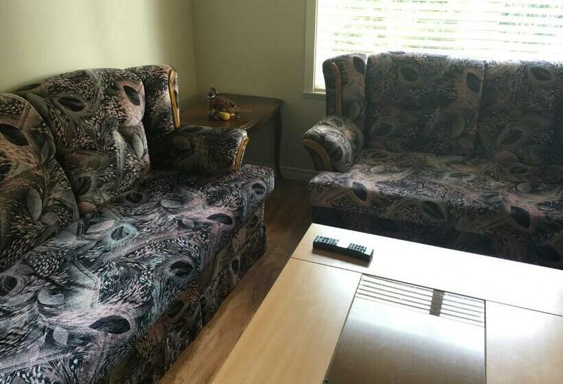 ペンション Decent Location Home