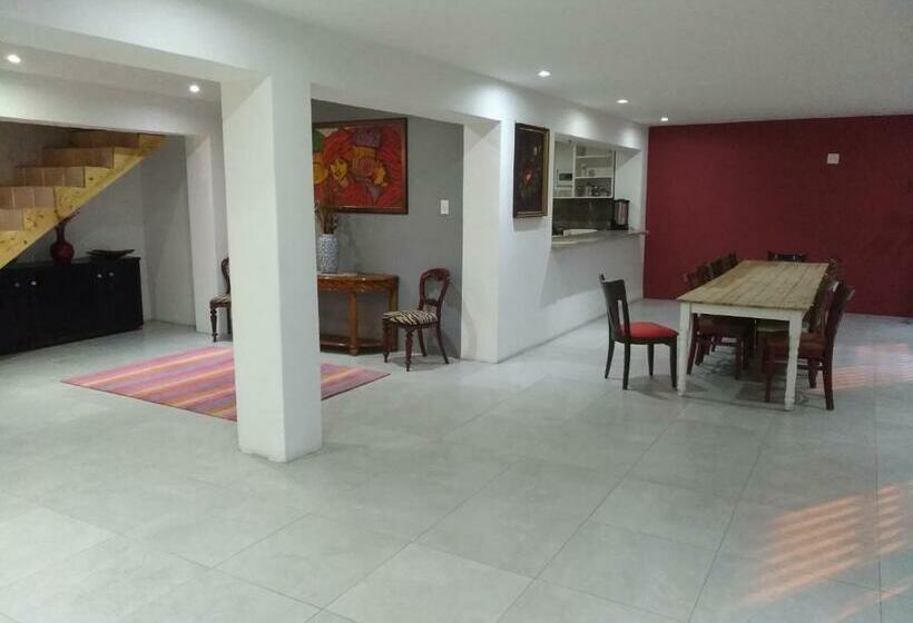 פנסיון Liziwe S Guest House