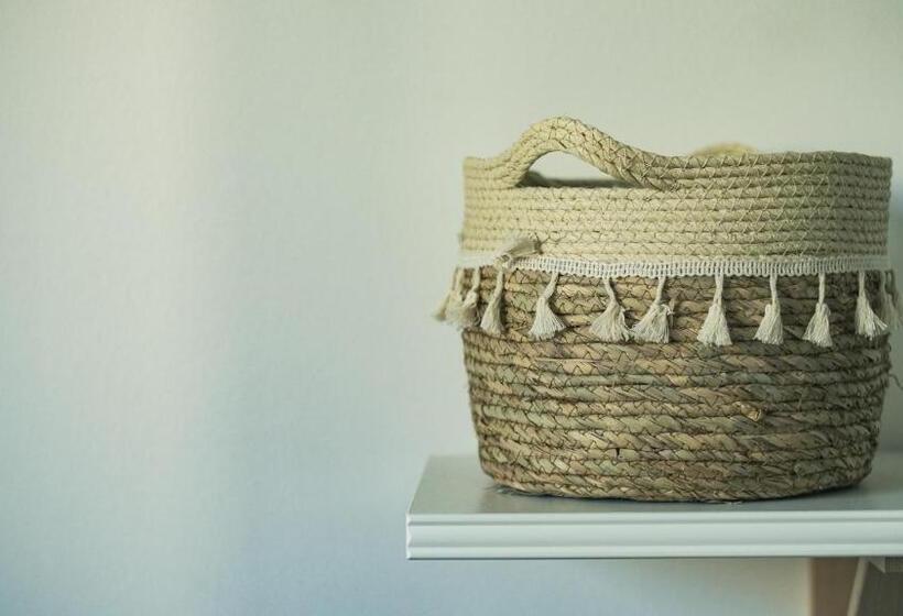 צימר Pine House   Faro Airport, Beach And City Center