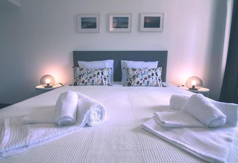 צימר Pine House   Faro Airport, Beach And City Center