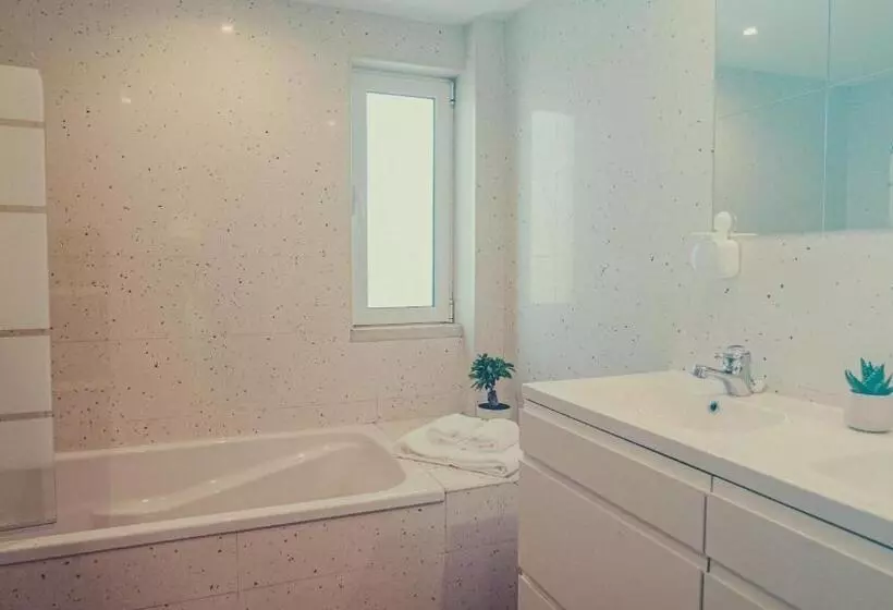 تختخواب و صبحانه Pine House   Faro Airport, Beach And City Center