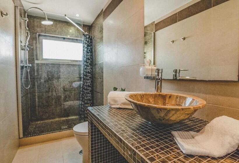 צימר Pine House   Faro Airport, Beach And City Center