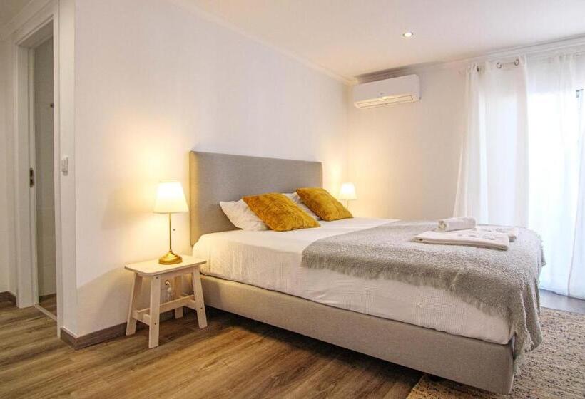 צימר Pine House   Faro Airport, Beach And City Center