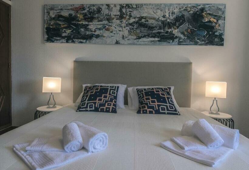 צימר Pine House   Faro Airport, Beach And City Center