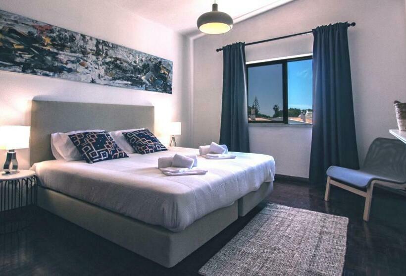 צימר Pine House   Faro Airport, Beach And City Center