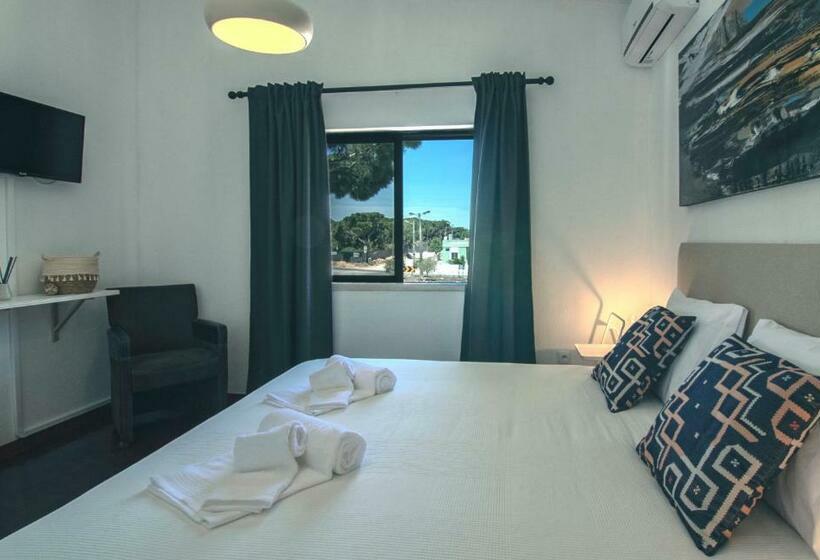 צימר Pine House   Faro Airport, Beach And City Center