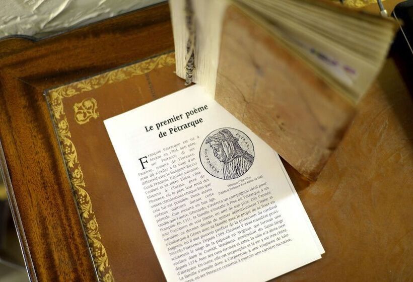 هتل D Aragon   Place De La Comédie