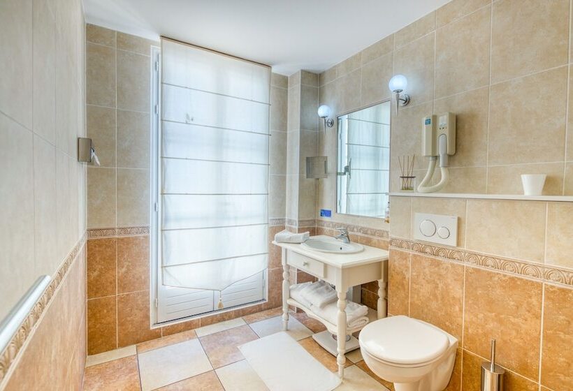 هتل D Aragon   Place De La Comédie