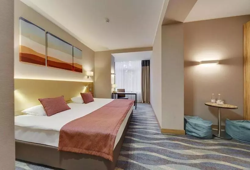 בית מלון כפרי Repino Cronwell Park & Spa