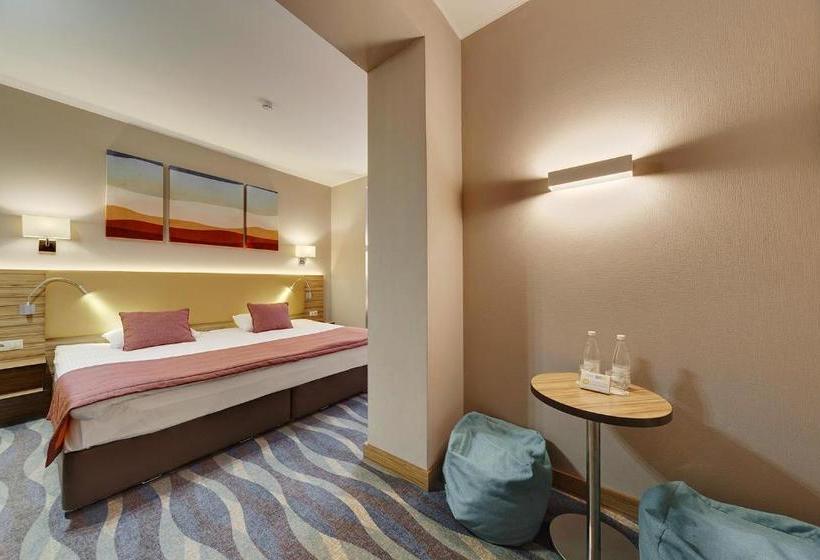 בית מלון כפרי Repino Cronwell Park  & Spa