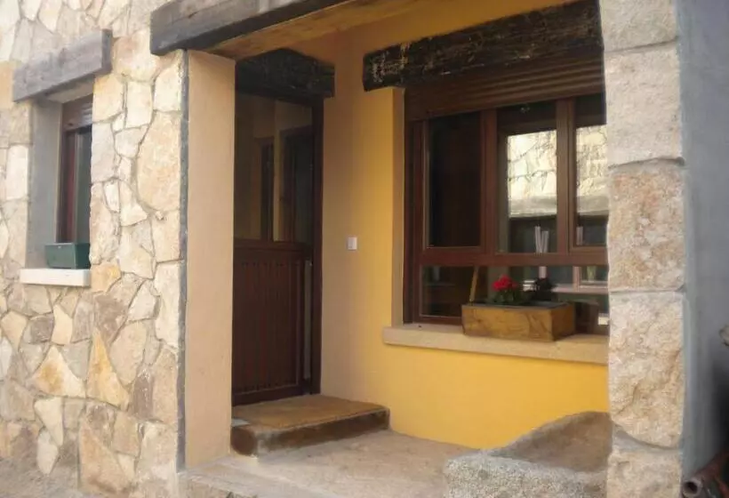 فندق ريفى Hostal Rural Las Cuatro Calles