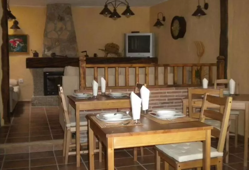 فندق ريفى Hostal Rural Las Cuatro Calles