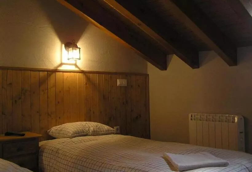 فندق ريفى Hostal Rural Las Cuatro Calles