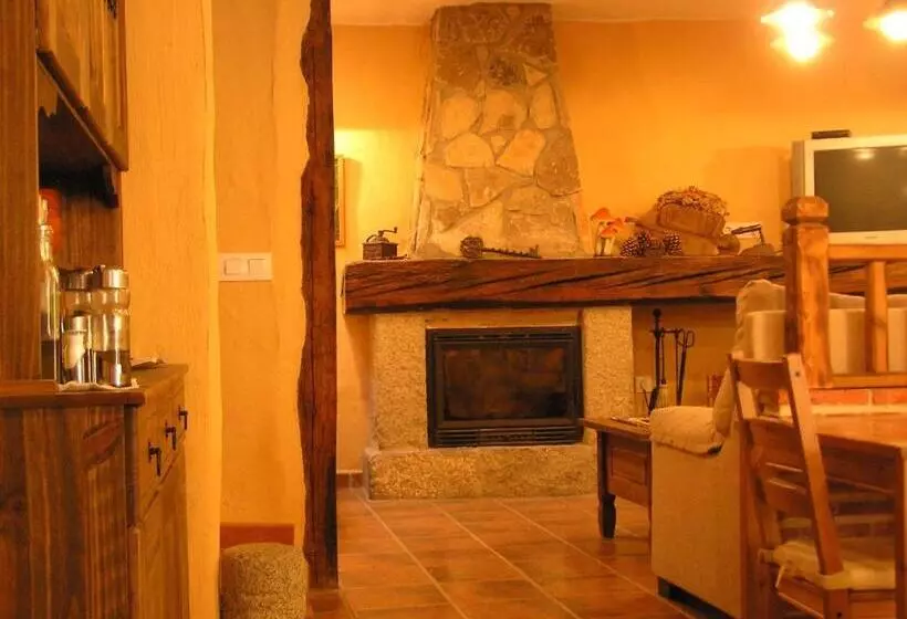 فندق ريفى Hostal Rural Las Cuatro Calles