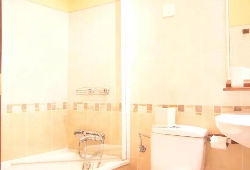 فندق ريفى Hostal Rural Las Cuatro Calles