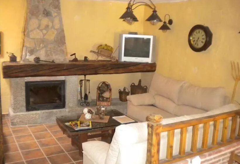 فندق ريفى Hostal Rural Las Cuatro Calles